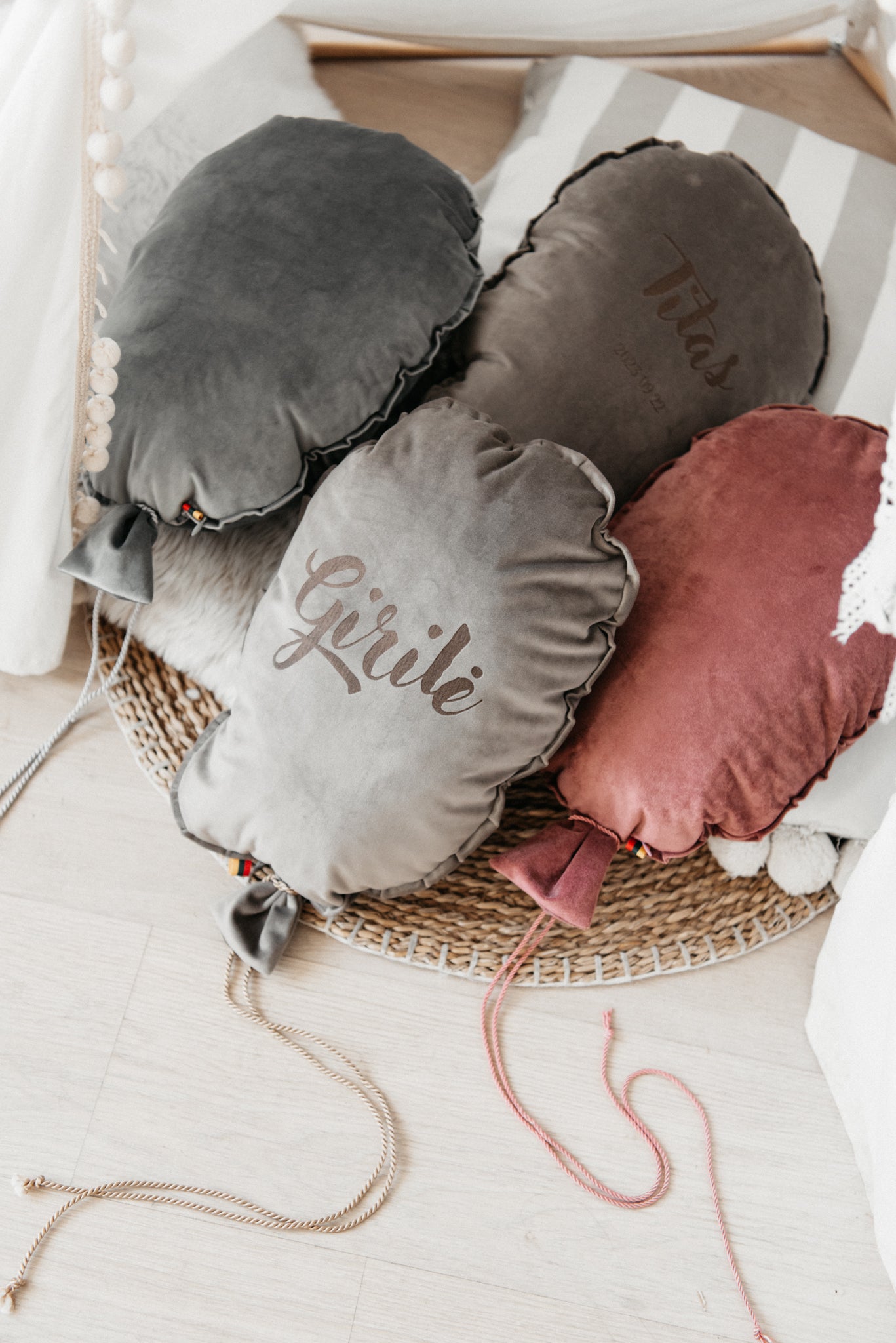 Personalized Balloon Pillow – Dusty Pink | Velvet Cushion with Engraved Name | Handmade Gift for Baby or Toddler