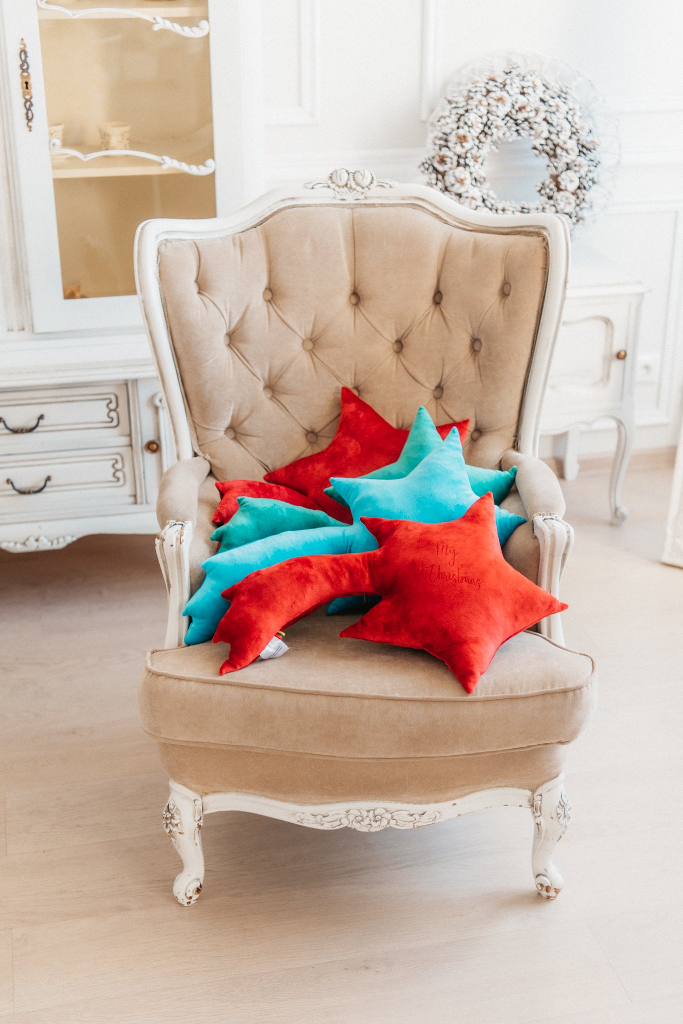 Personalized Shooting Star Cushion – Red | Christmas Pillow with Engraved Name | Handmade Holiday Decor