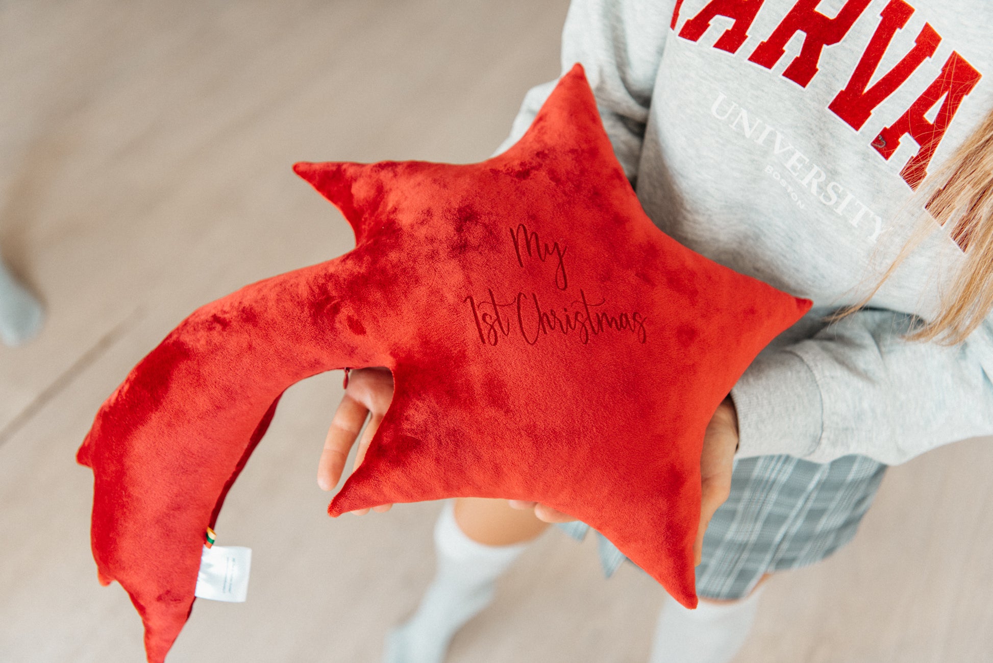 Personalized Shooting Star Cushion – Red | Christmas Pillow with Engraved Name | Handmade Holiday Decor
