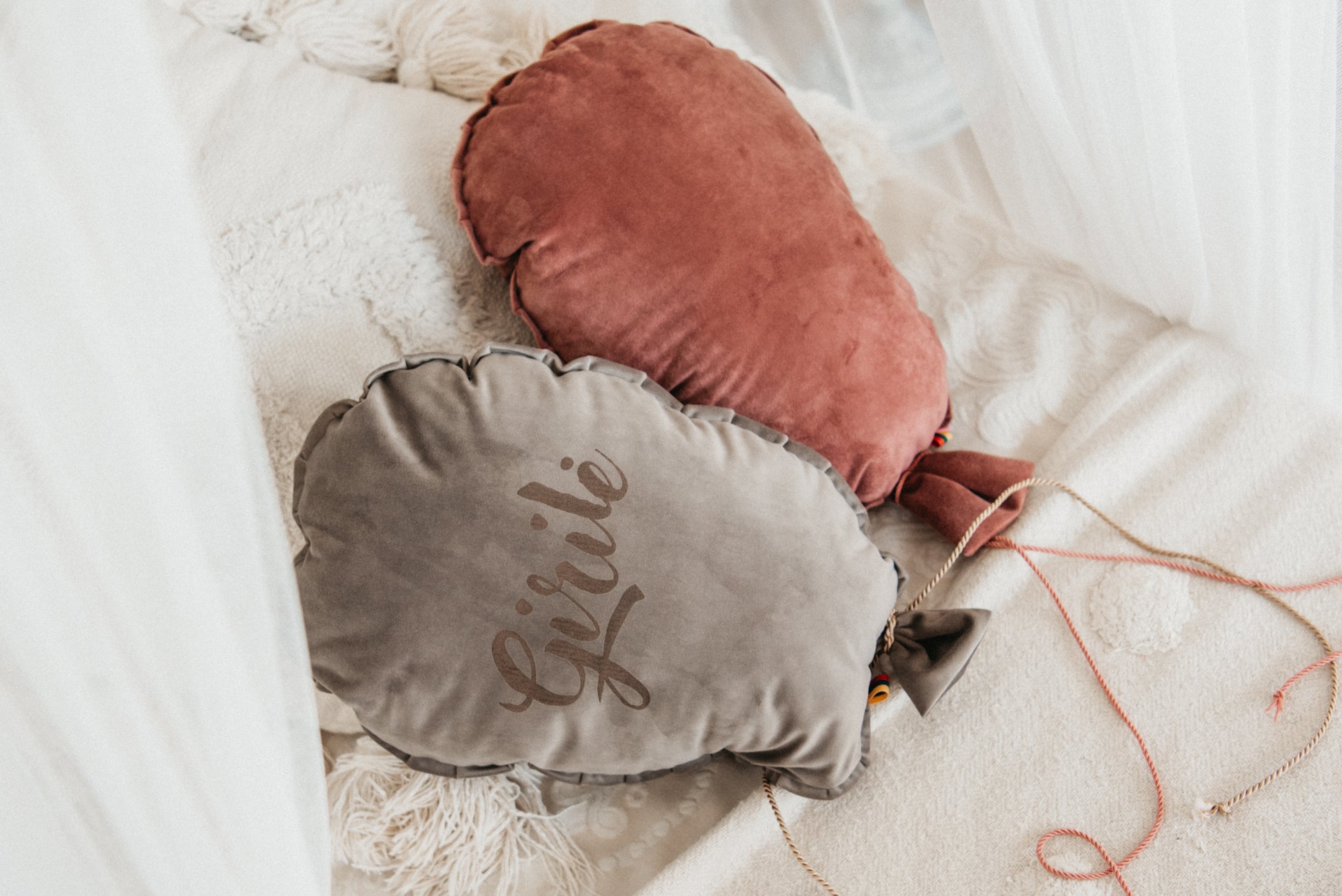 Personalized Balloon Pillow – Dusty Pink | Velvet Cushion with Engraved Name | Handmade Gift for Baby or Toddler