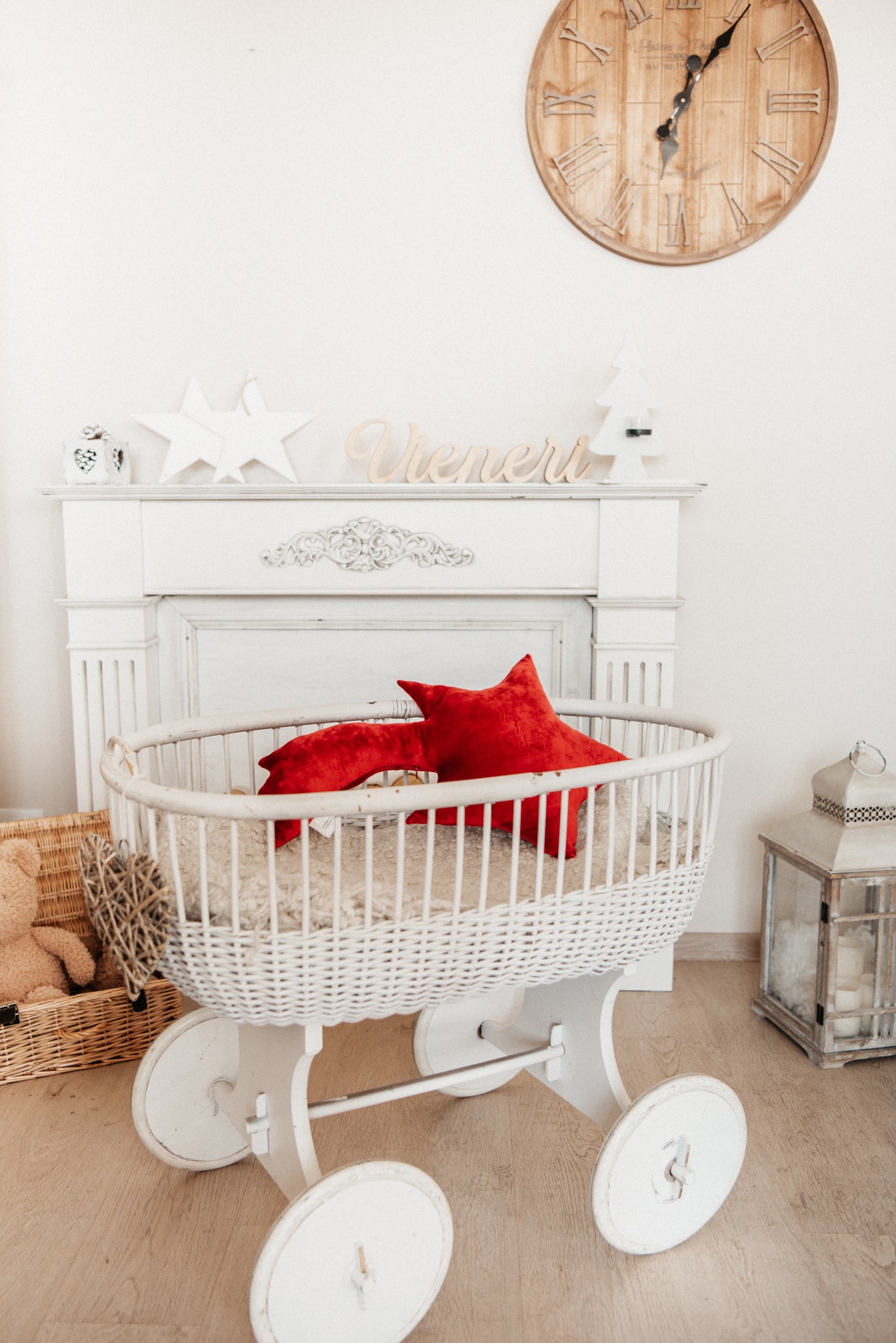 Personalized Shooting Star Cushion – Red | Christmas Pillow with Engraved Name | Handmade Holiday Decor